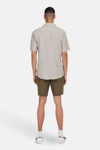 Beige hemd met korte mouwen van ONLY & SONS®, gezien van achteren, met kaki shorts en witte sportschoenen.
