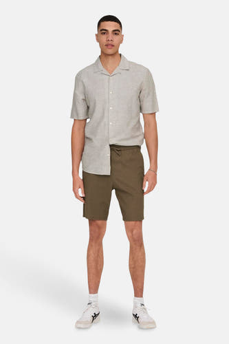Beige overhemd met korte mouwen van ONLY & SONS, gedragen met bruine shorts en witte sneakers.