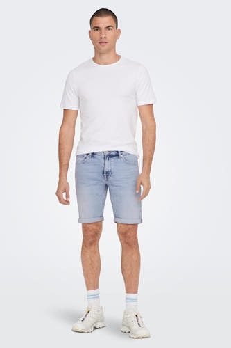 Short en denim bleu clair d'ONLY & SONS, avec des ourlets repliés et porté avec un t-shirt blanc et des baskets blanches.