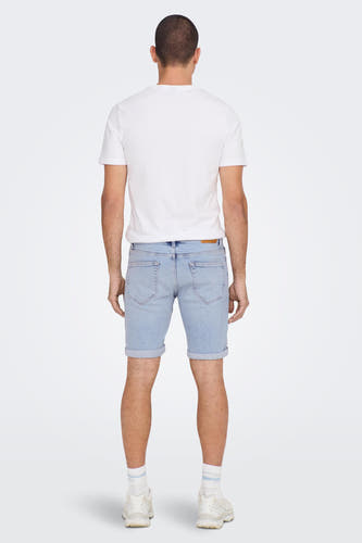 Short de jeans denim bleu clair d'ONLY & SONS, avec des jambes retroussées et combiné avec un t-shirt blanc et des baskets.