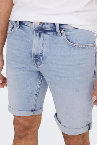 Short de jeans denim bleu clair d'ONLY & SONS, avec des jambes retroussées et un haut blanc.