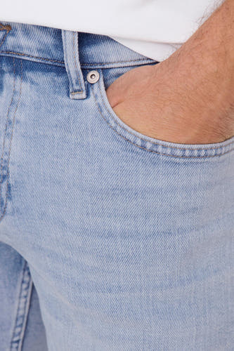 Short de jeans denim bleu clair d'ONLY & SONS®, avec une main dans la poche.