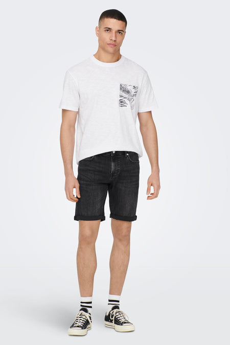 Short de jeans denim noir d'ONLY & SONS, avec des jambes retournées et une poche à portée de main.