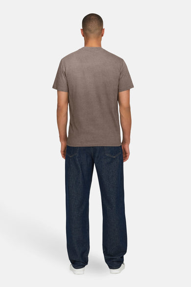 T-shirt marron à manches courtes de ONLY & SONS®, vu par derrière, associé à un jeans bleu marine et des chaussures blanches.