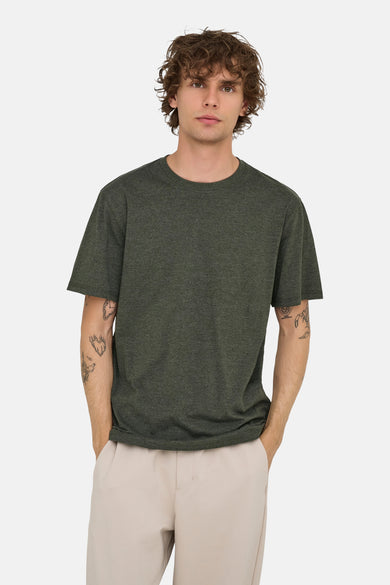 T-shirt vert avec manches courtes de ONLY & SONS®, vu de l'arrière, associé à un pantalon beige et des chaussures.