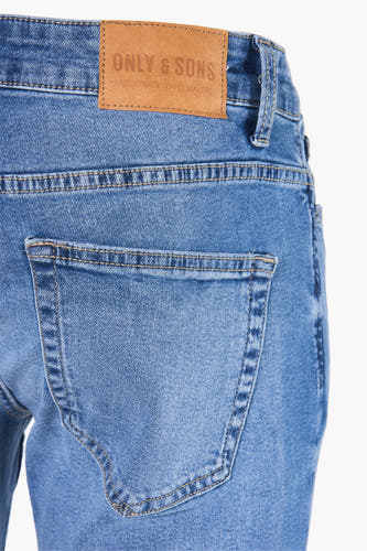 Jean slim bleu clair d'ONLY & SONS avec un lavage denim classique et une poche arrière.
