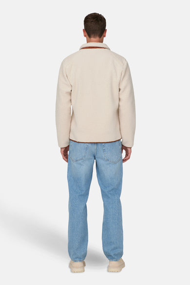 Mauve court manteau d'ONLY & SONS®, avec des manches longues, un col rayé et un jeans bleu.