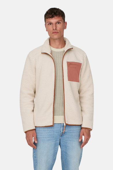 Manteau ecru court de ONLY & SONS® avec une texture teddy et une poche de poitrine contrastante.