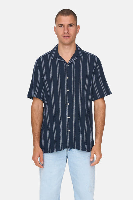Chemise bleue à manches courtes de ONLY & SONS, avec des rayures blanches et un jeans bleu clair.