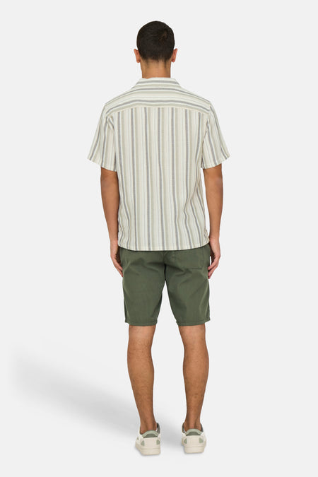 Chemise multicolore à manches courtes ONLY & SONS®, rayée, portée avec un short vert et des baskets crème, vue de dos.