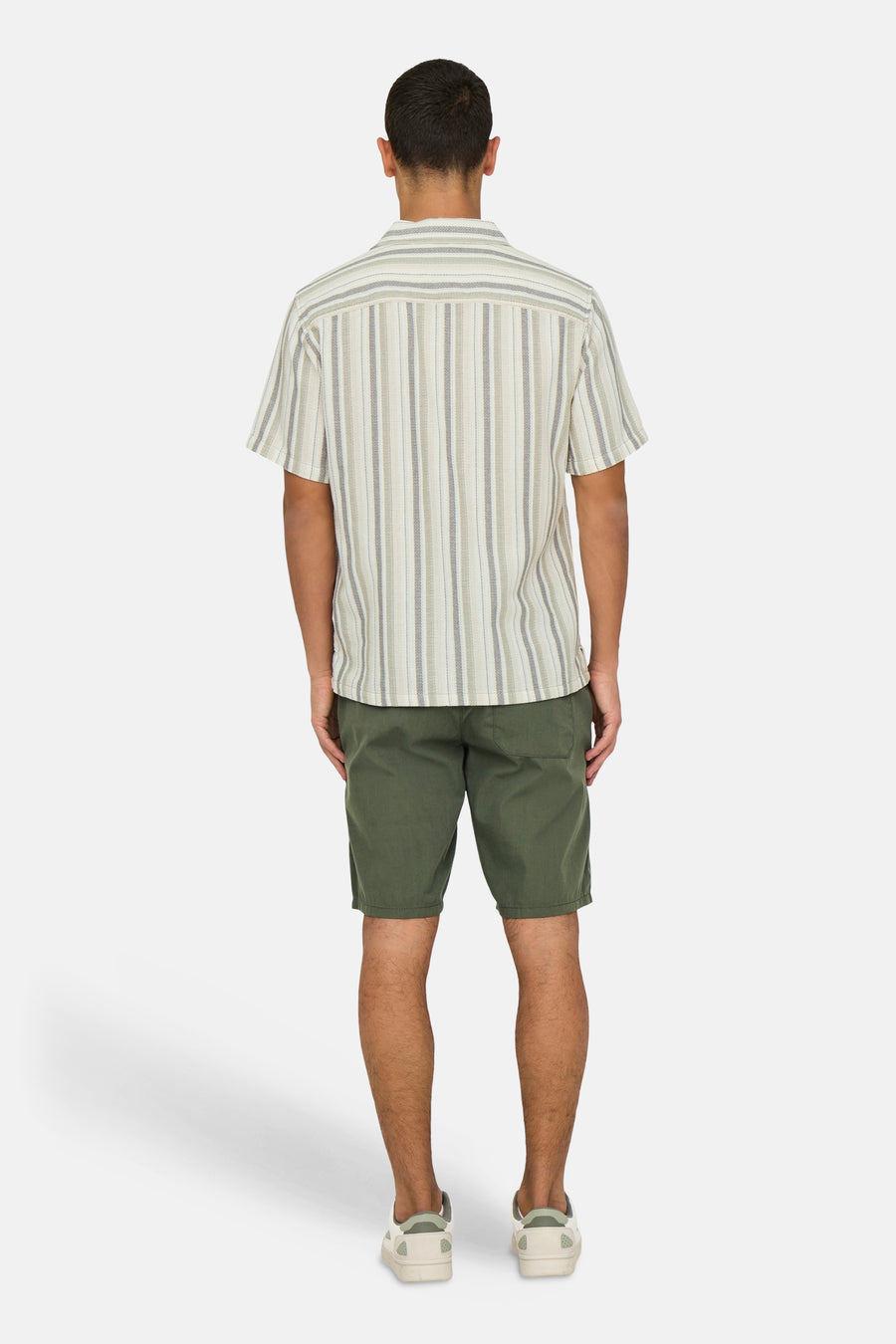 Chemise multicolore à manches courtes ONLY & SONS®, rayée, portée avec un short vert et des baskets crème, vue de dos.