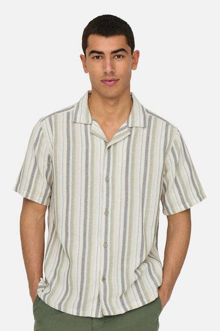 Chemise multicolore à manches courtes ONLY & SONS®, rayée et avec un col décontracté.