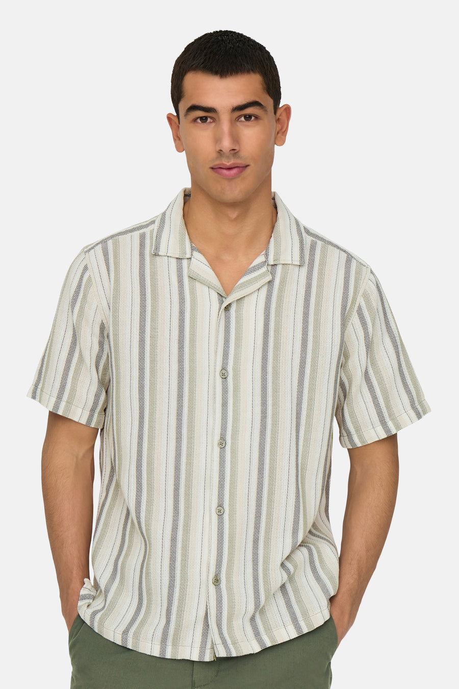 Chemise multicolore à manches courtes ONLY & SONS®, rayée et avec un col décontracté.