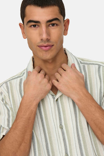 Chemise multicolore à manches courtes ONLY & SONS®, avec un motif rayé et une fermeture boutonnée.
