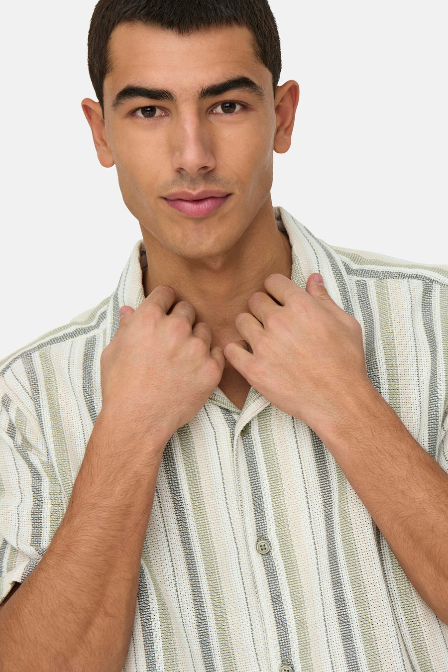 Chemise multicolore à manches courtes ONLY & SONS®, avec un motif rayé et une fermeture boutonnée.