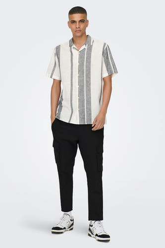Chemise écru à manches courtes ONLY & SONS® à motifs rayés gris, associée à un pantalon noir et des baskets blanches.
