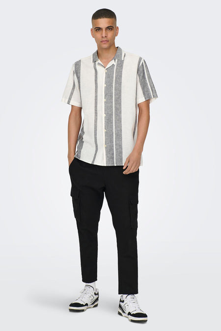 Chemise écru à manches courtes ONLY & SONS® à motifs rayés gris, associée à un pantalon noir et des baskets blanches.