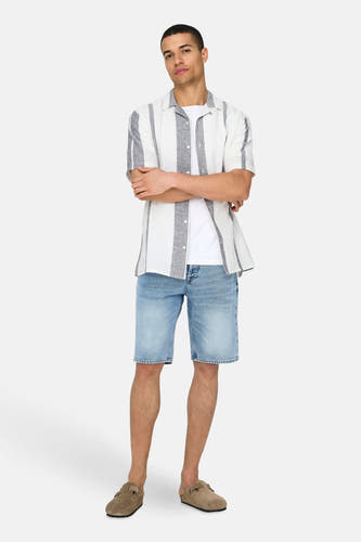 Chemise écru à manches courtes avec rayures verticales de ONLY & SONS®, portée sur un t-shirt blanc et un short en jean bleu clair.