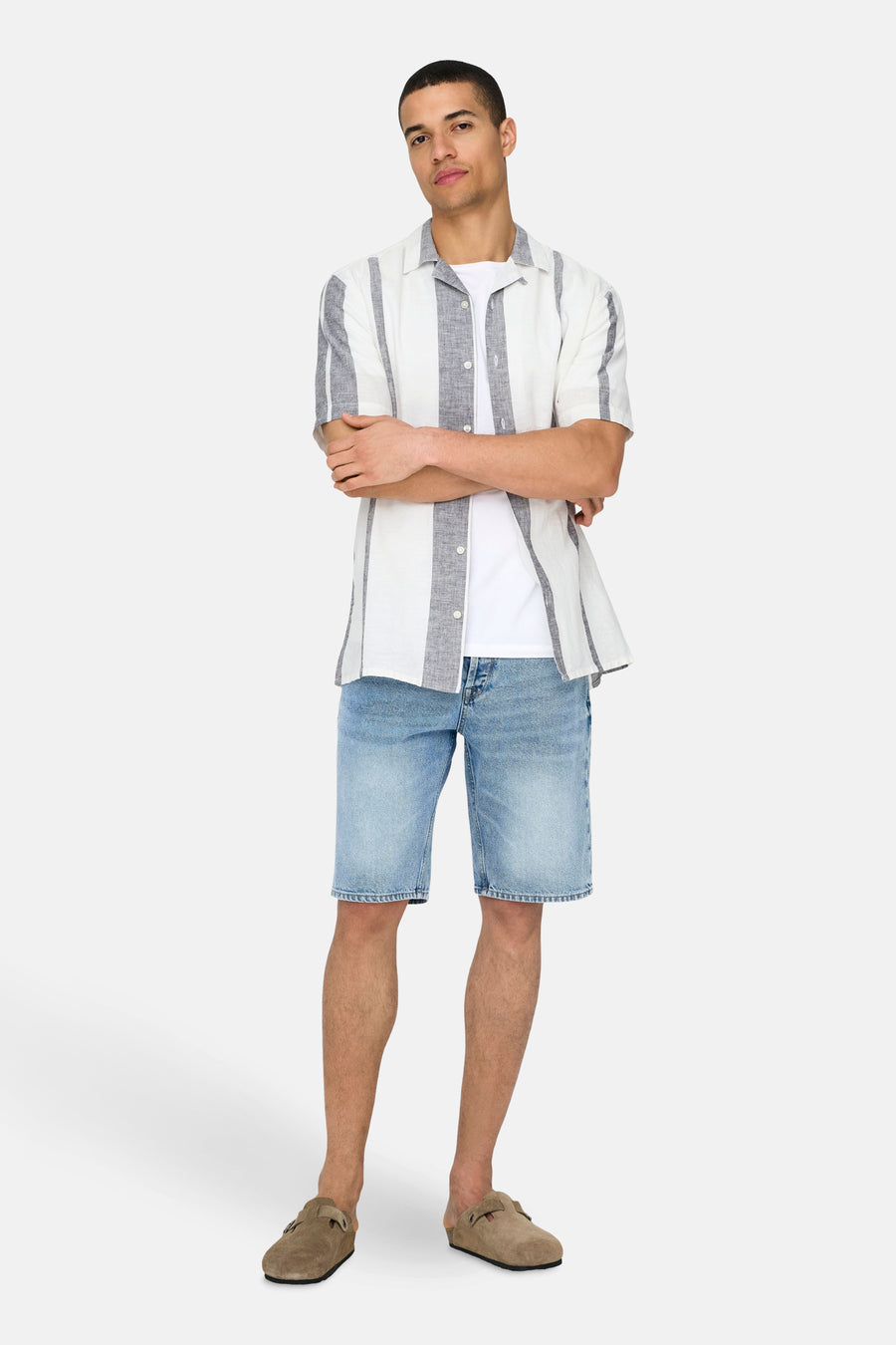 Chemise écru à manches courtes avec rayures verticales de ONLY & SONS®, portée sur un t-shirt blanc et un short en jean bleu clair.