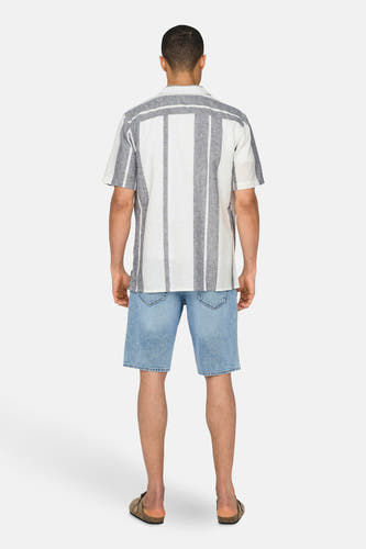 Chemise écru à manches courtes ONLY & SONS, à rayures verticales et associée à un short en jean.