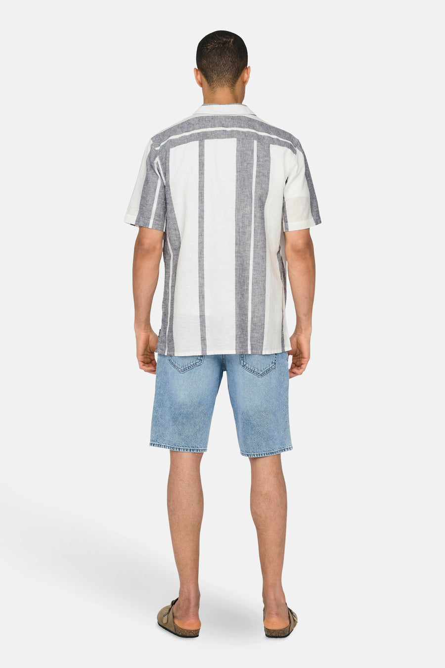 Chemise écru à manches courtes ONLY & SONS, à rayures verticales et associée à un short en jean.