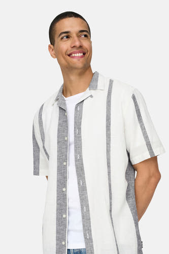 Chemise écru à manches courtes ONLY & SONS®, à rayures verticales grises, portée sur un t-shirt blanc.