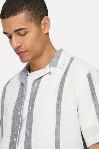 Chemise écru à manches courtes ONLY & SONS®, avec rayures grises et boutons blancs.