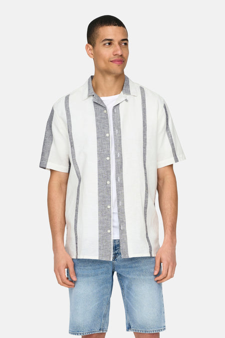 Chemise écru à manches courtes ONLY & SONS®, avec détails rayés, portée sur un t-shirt blanc et un short en jean bleu clair.