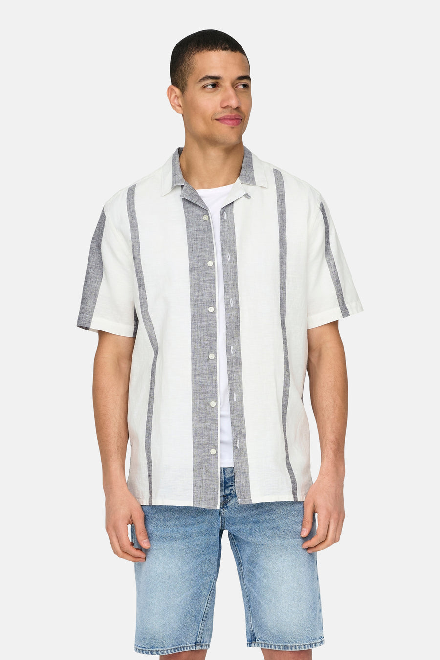 Chemise écru à manches courtes ONLY & SONS®, avec détails rayés, portée sur un t-shirt blanc et un short en jean bleu clair.