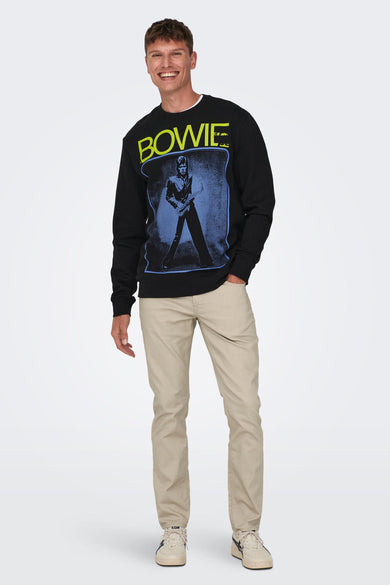 Pull-over noir avec col rond de ONLY & SONS, imprimé David Bowie sur la devanture, associé à un pantalon kaki et des baskets.
