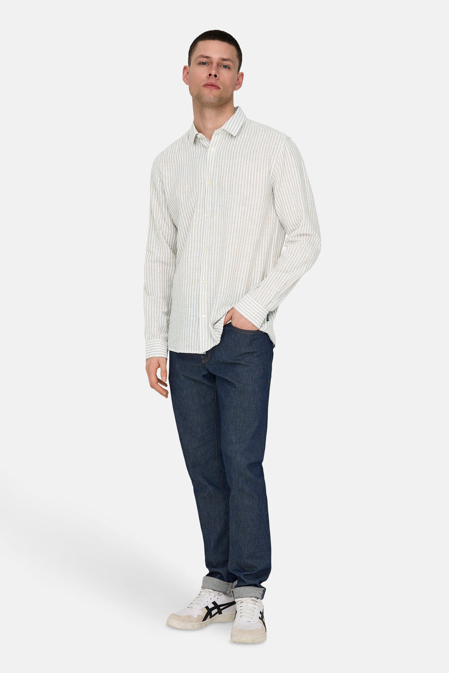 Chemise beige à longues manches de ONLY & SONS, avec un motif rayé, associée à des jeans foncés et des baskets blanches.