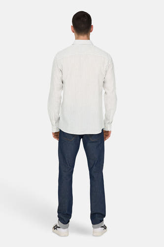 Chemise beige à longues manches de ONLY & SONS, rayée, portée avec des jeans bleus foncés et des baskets blanches.