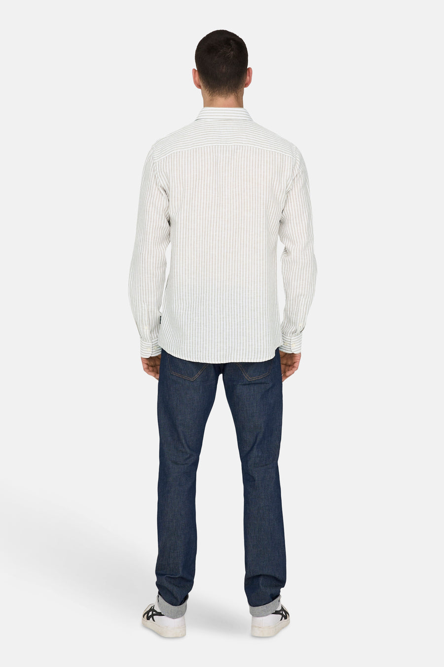 Chemise beige à longues manches de ONLY & SONS, rayée, portée avec des jeans bleus foncés et des baskets blanches.