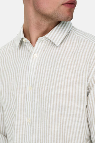 Chemise beige à longues manches de ONLY & SONS®, avec un motif rayé.