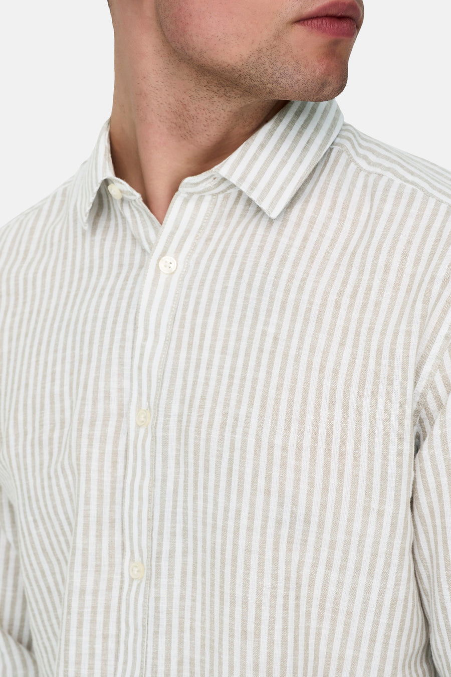 Chemise beige à longues manches de ONLY & SONS®, avec un motif rayé.