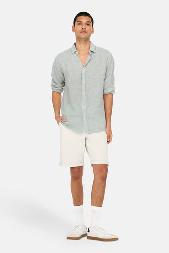 Chemise verte à manches longues de ONLY & SONS, avec des rayures verticales et portée ouverte.