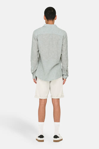 Chemise rayée verte à longues manches de ONLY & SONS®, vue de derrière, associée à des short blancs et des baskets.