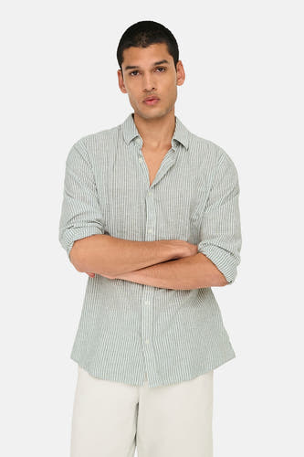 Chemise rayée verte à longues manches de ONLY & SONS, avec des bras croisés.