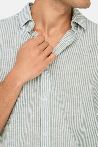 Chemise rayée verte à longues manches de ONLY & SONS®, gros plan du haut du shirt.
