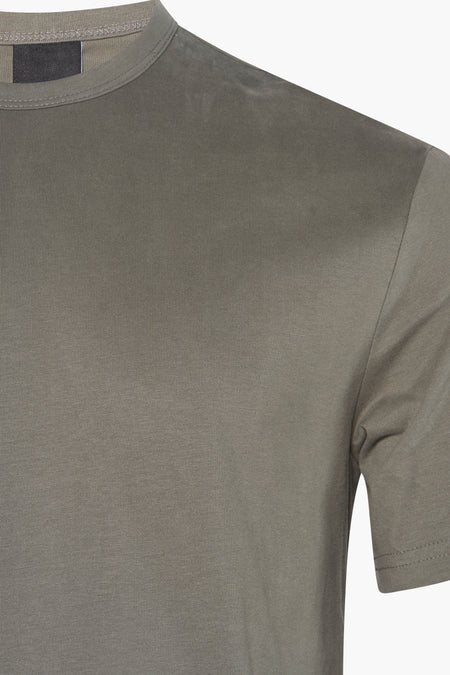 T-shirt vert olive avec manches courtes.