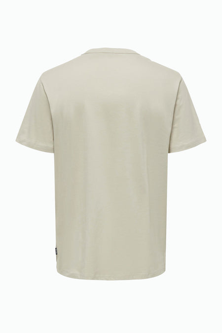 Beige T-shirt van ONLY & SONS®, achterkant, effen kleur, korte mouwen.
