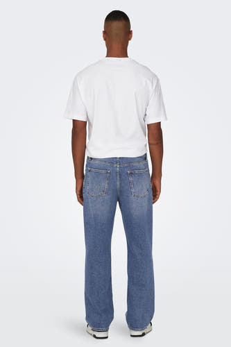 Jean en denim bleu large d'ONLY & SONS, vu de derrière, avec un T-shirt blanc uni.