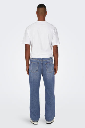 Jean en denim bleu large d'ONLY & SONS, dos, associé à un T-shirt blanc et des chaussures avec une semelle blanche.