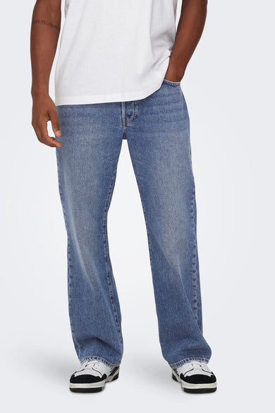 Jean wide bleu de ONLY & SONS, avec une coupe décontractée et des détails classiques.