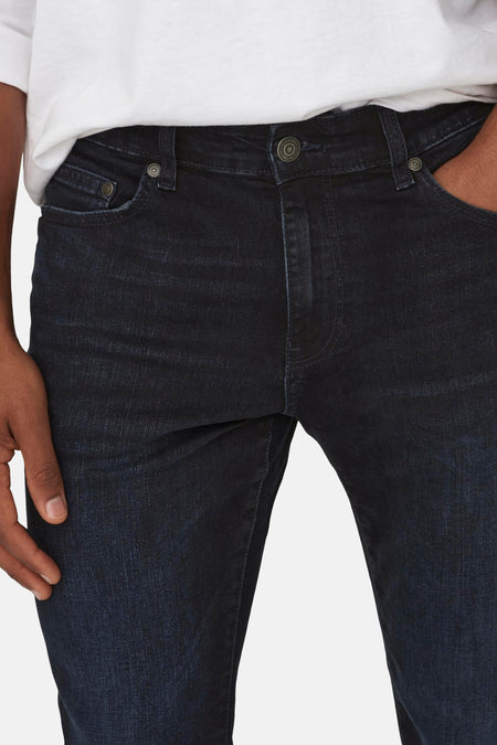 Donkerblauwe jeans, taille, met knopen.