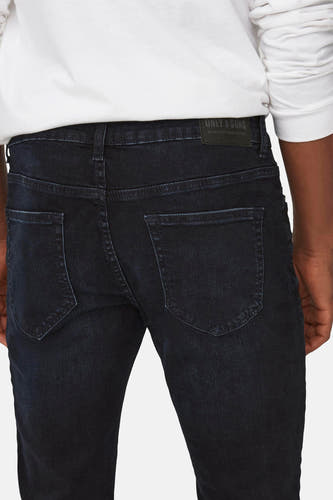 Jean slim fit bleu marine d'ONLY & SONS, avec des poches arrière et des coutures discrètes.