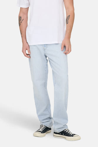 Rechte jeans van lichtblauw denim van ONLY & SONS®, gecombineerd met een wit T-shirt en zwarte sneakers.