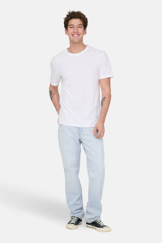 Jean droit en denim bleu clair de ONLY & SONS, porté avec un T-shirt blanc et des baskets noires.