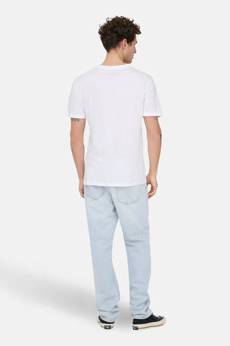 Jean droit bleu clair de ONLY & SONS®, vu de derrière, associé à un T-shirt blanc et des baskets noires.