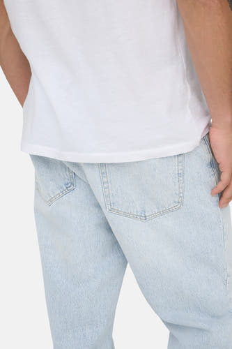 Jean droit bleu clair d'ONLY & SONS, avec des poches arrière et une subtile texture denim.